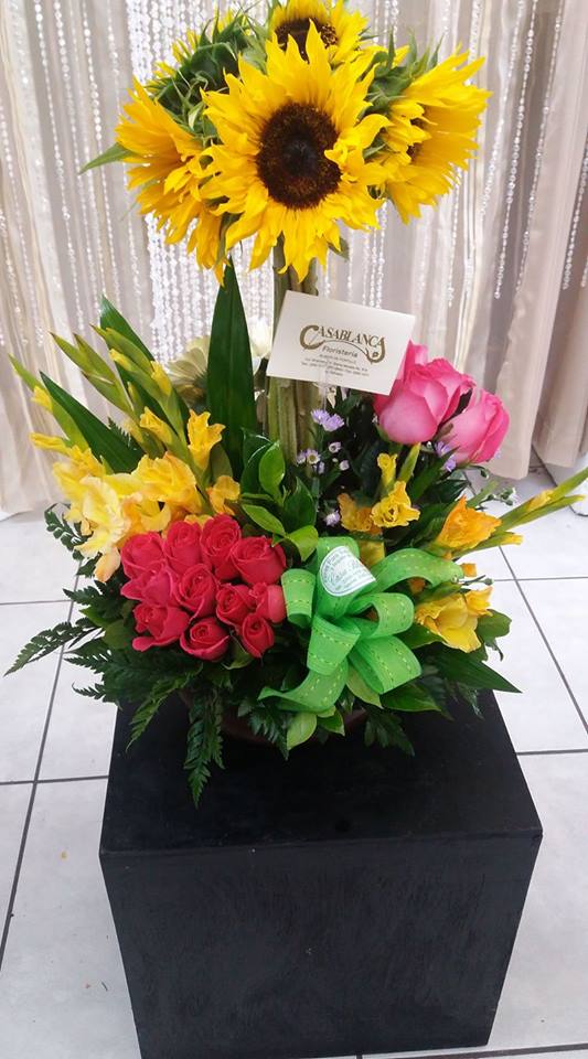 Canasta de Girasoles Rosas y Gladiola con su fino follaje – Floristeria  Casa Blanca